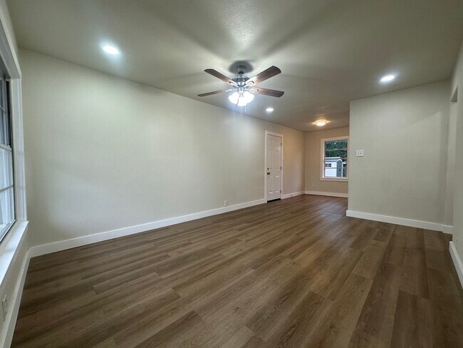 Building Photo - 1908 E Mimosa Ave