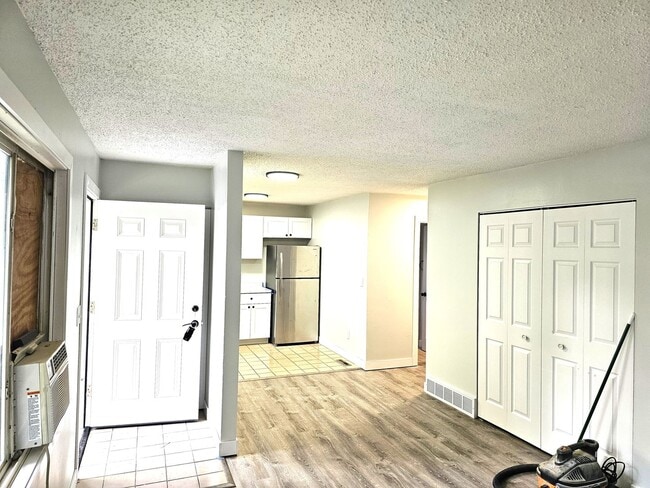 Building Photo - Newly Remodeled 2 Bedroom, 1 Bath — Pet Fr...
