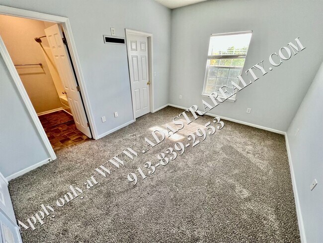 Building Photo - Beautiful Gardner Townhome-Available in MAY!!