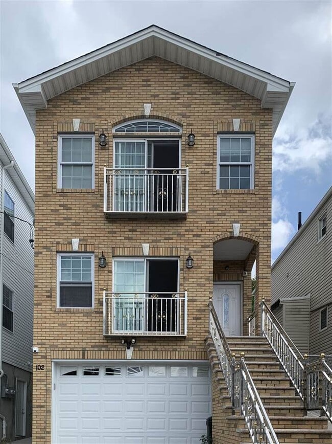 Primary Photo - 102 Western Ave