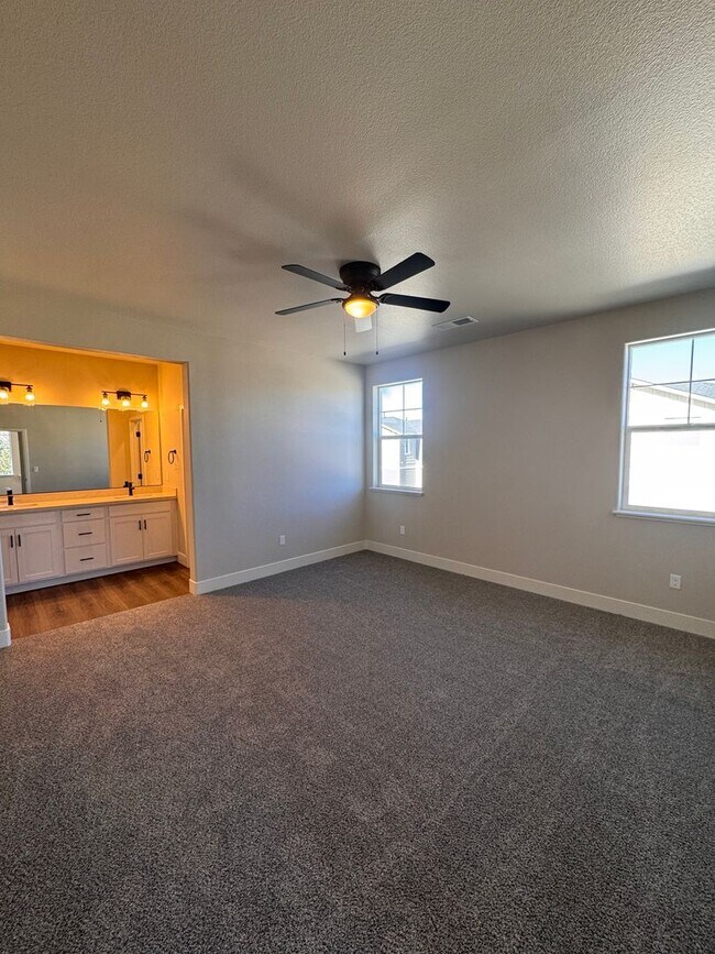 Building Photo - NEW! 3/2.5/2 Townhome in Gardnerville