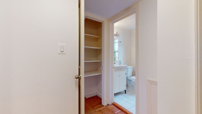 Building Photo - Spacious, Light-filled One Bedroom One Bat...