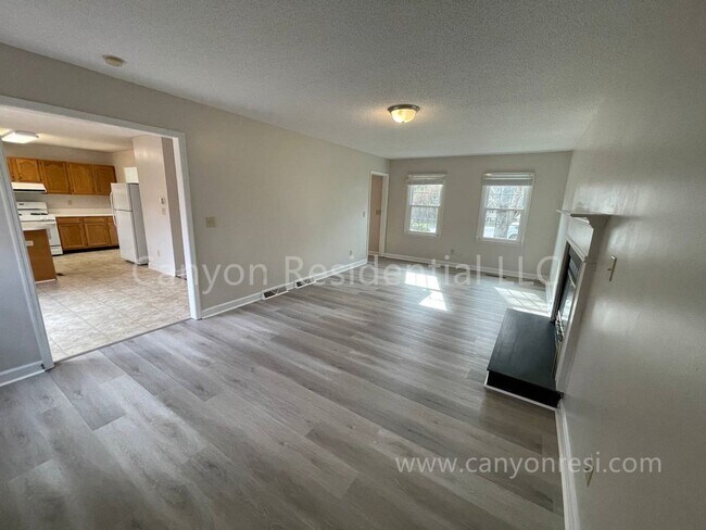 Building Photo - Beautiful 3b Room!Move in ready!