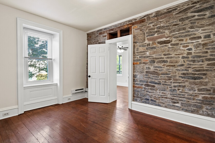 Den - 525 Main St