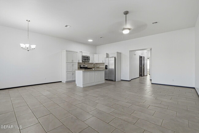 Building Photo - 13817 Summer View Ave