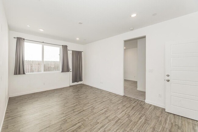 Building Photo - 2844 N Vahe Ave