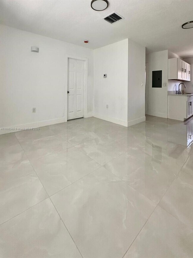 Building Photo - 1191 NW 40th St