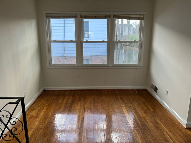 Building Photo - Lovely Split Level Close to Walter Reed, N...
