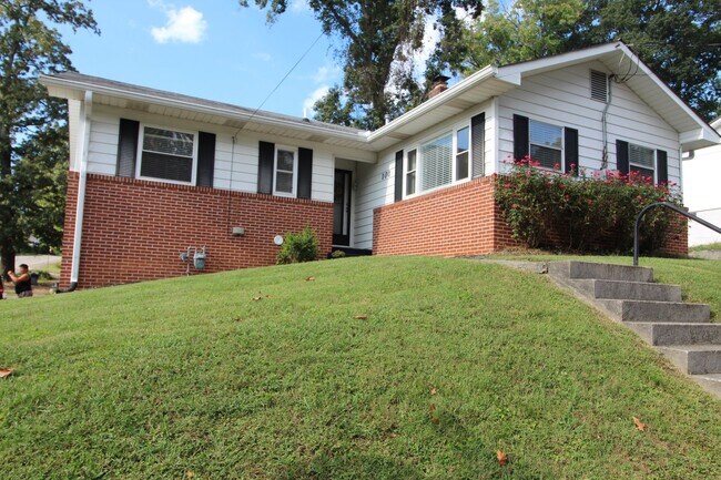 Building Photo - Award winning schools. Stunning home.  Centrally Located.