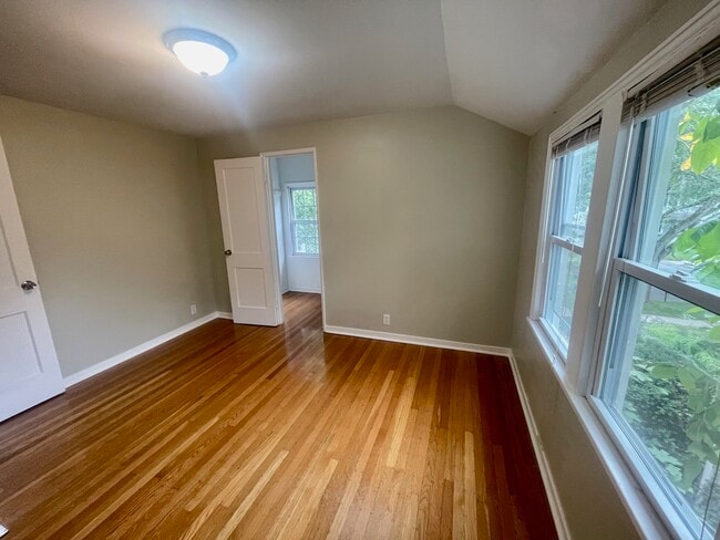 Building Photo - 151 Eastmoreland Dr