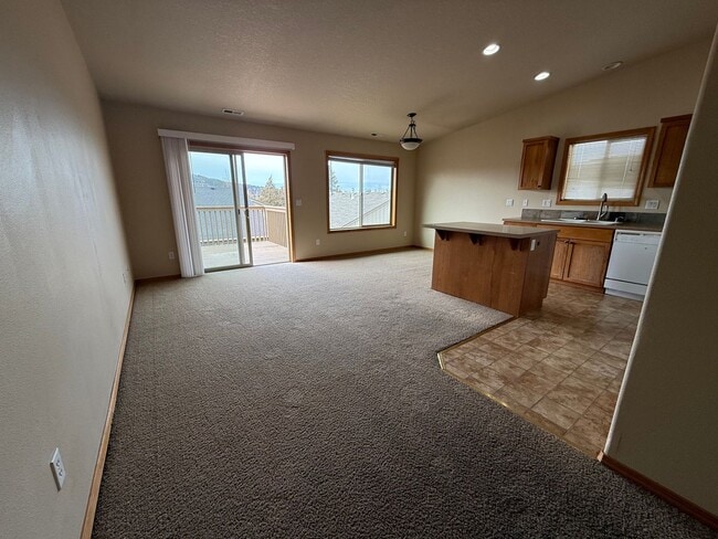 Building Photo - 3 Bed/2.5 Bath Townhome in NE Bend - Mountain Views!