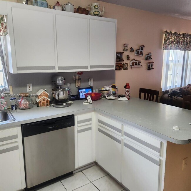 Building Photo - 2018 SW 58th Ct