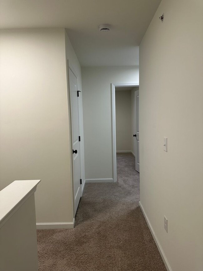 Building Photo - Beautiful Townhouse Available in York