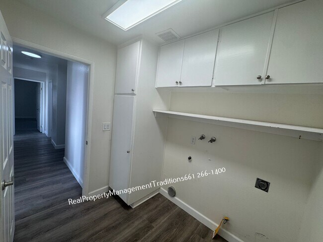 Building Photo - Elegant  4 Bed 2 Bath Home