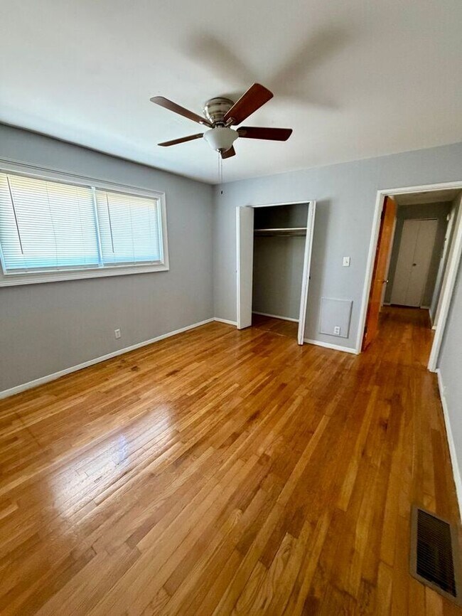 Building Photo - 1 BEDROOM 1 BATHROOM UNIT IN VIRGINIA HIGHLANDS!!!