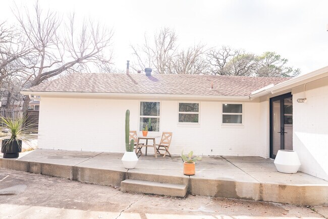 Building Photo - 637 N Bowen Rd