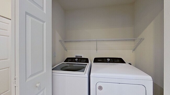 Building Photo - Jacksonville Townhome w/ Garage, Spacious Bedrooms & In-Unit Washer/Dryer