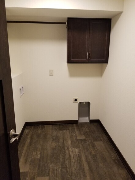 Building Photo - W206N16097 Stonebrook Dr