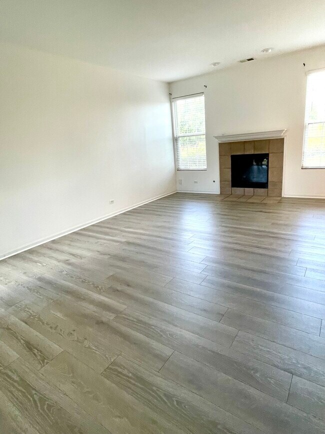 Building Photo - 541 Springbrook Trail N