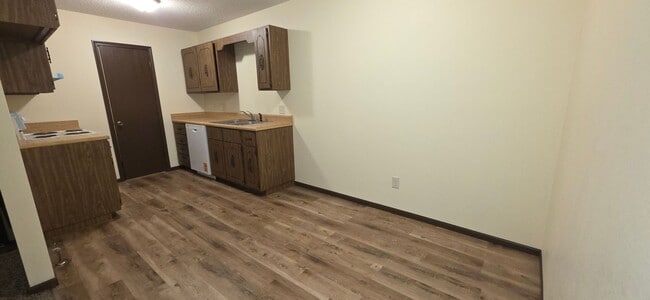 Building Photo - 3 Bedroom 2 Bath with Garage! South by Bat...