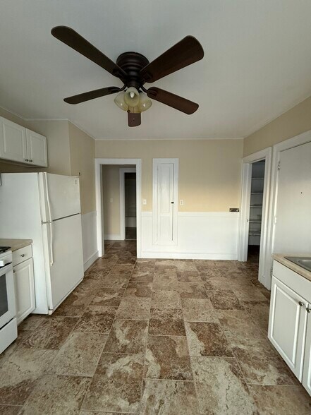 Kitchen. - 18 Roger St