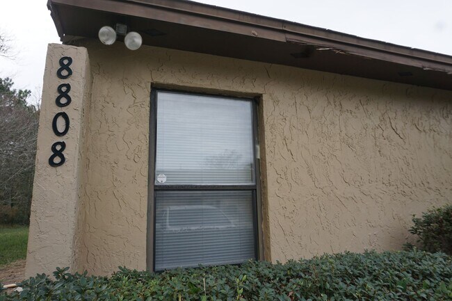 Building Photo - 2 Bedroom End Unit Townhome Near NAS