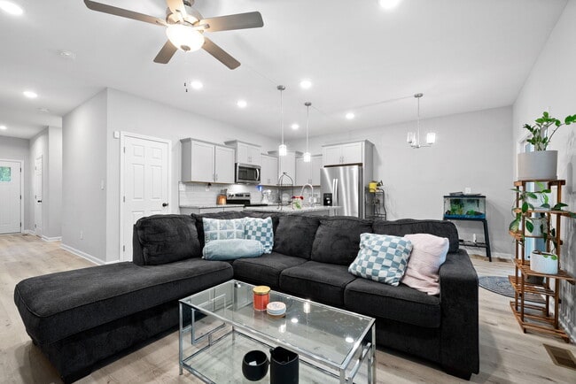 Building Photo - 418 Oak St