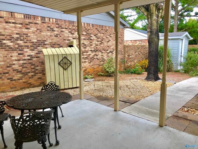 Building Photo - 337 Chateau Dr SW