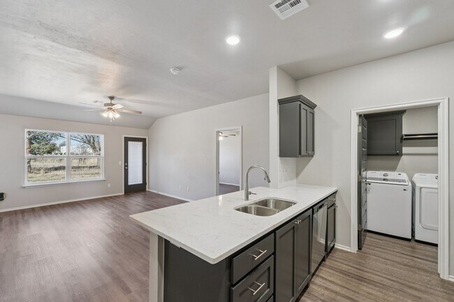 Building Photo - Beautiful 3 Bedroom, 2 Bath Home Close to Choctaw