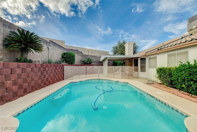 Building Photo - 114 E Tamarack Dr