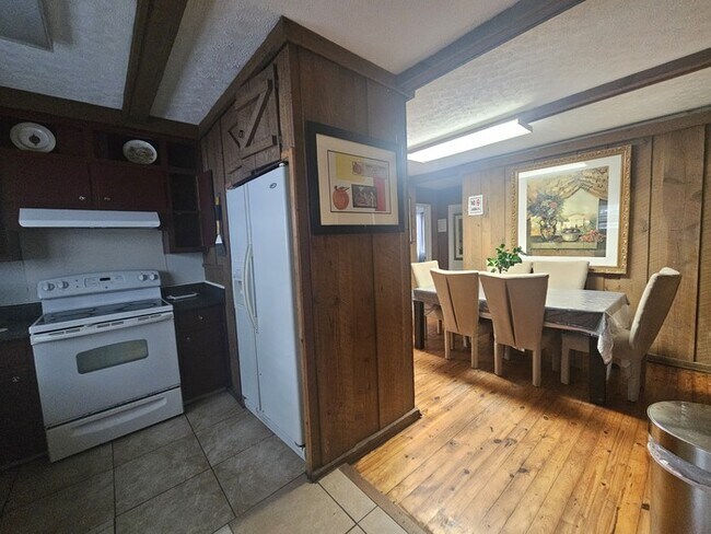 Building Photo - Furnished Three Bedroom Ranch Home