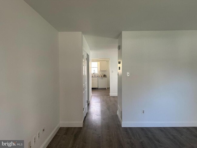 Building Photo - 223 E 8th Ave