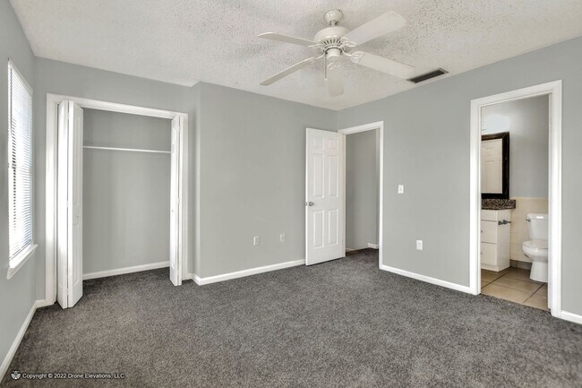 Building Photo - 2 Bedroom Townhouse with Views of County P...