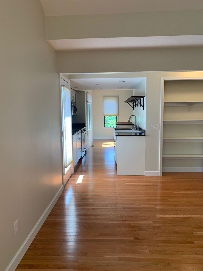 Building Photo - 1100 Cottonwood Dr