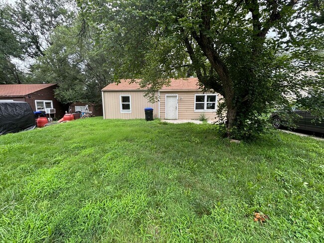 Primary Photo - 3 bed 1 bath!