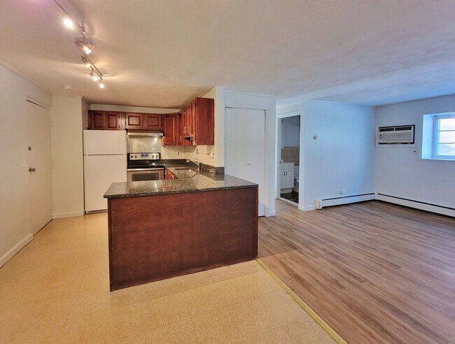 Building Photo - Heat, hot water and parking included! Cozy 2bed 1 bath condo in the center of Everett