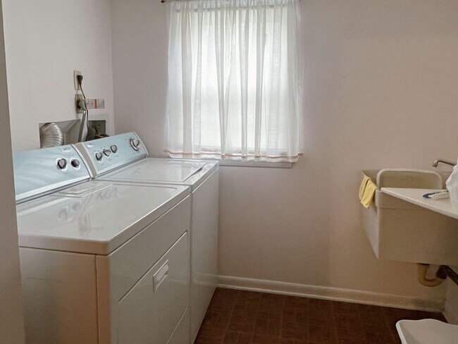 Building Photo - Well-maintained 4-bed, 2-bath Home in the WL School District