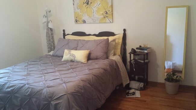 Building Photo - North central Ames 2 bedroom updated duplex, hardwood floors, and garage