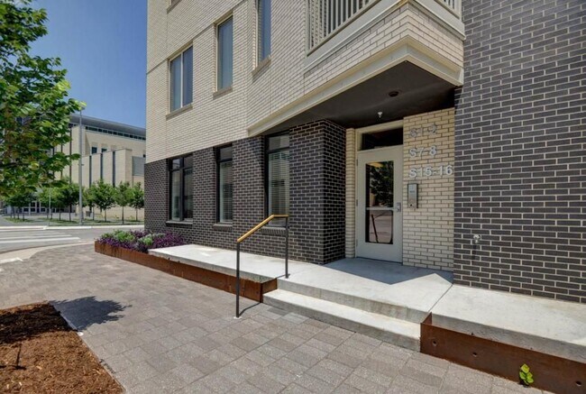 Building Photo - 627 Couch Dr