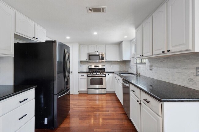 Building Photo - 9809 Meadowheath Dr