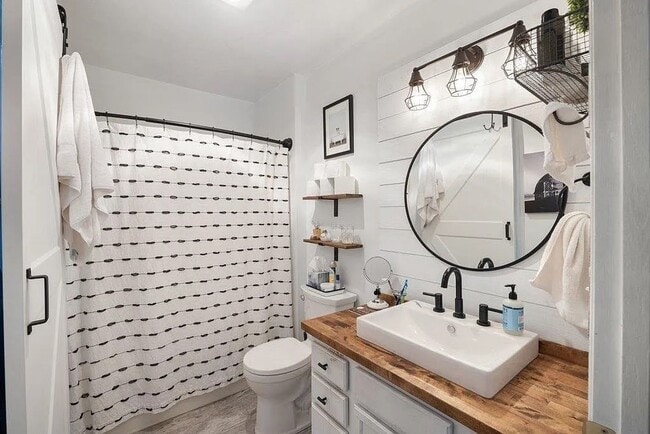 Building Photo - Modern 2 Bed, 1 Bath Condo near Dishman Hills!