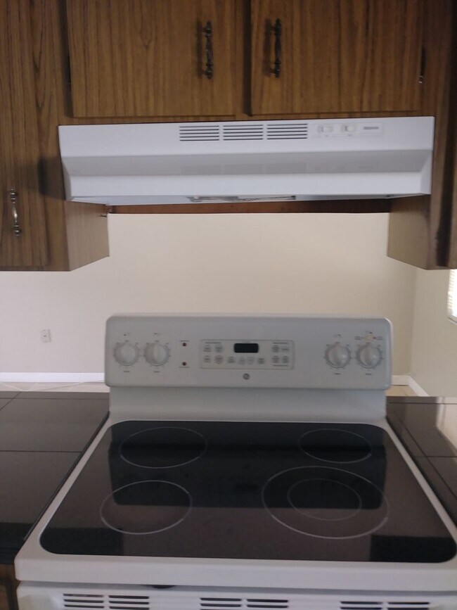 Building Photo - 1 Bedroom 1.5 Bath Near Downtown Eustis