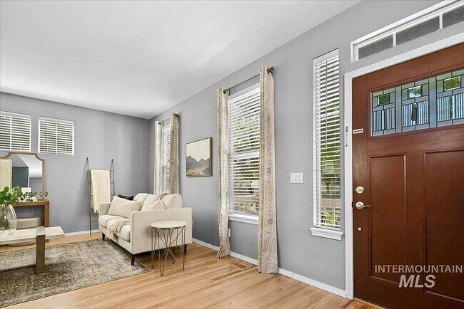 Building Photo - Charming 3 bedroom 2.5 bathroom in Desirable Area!