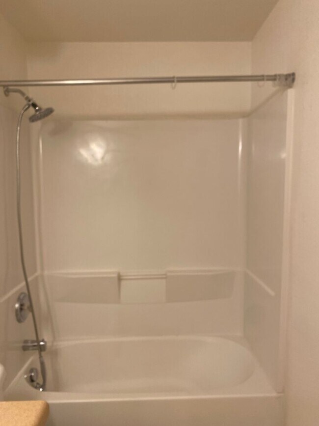 Building Photo - 2 Bedroom 1 Bath Lower Level Unit in Villa...