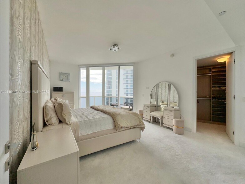 Building Photo - 15901 Collins Ave