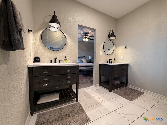 Building Photo - 1832 Canyon Lake Dr