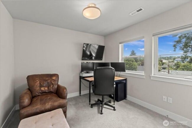 Building Photo - 3 bedroom in Seattle WA 98108