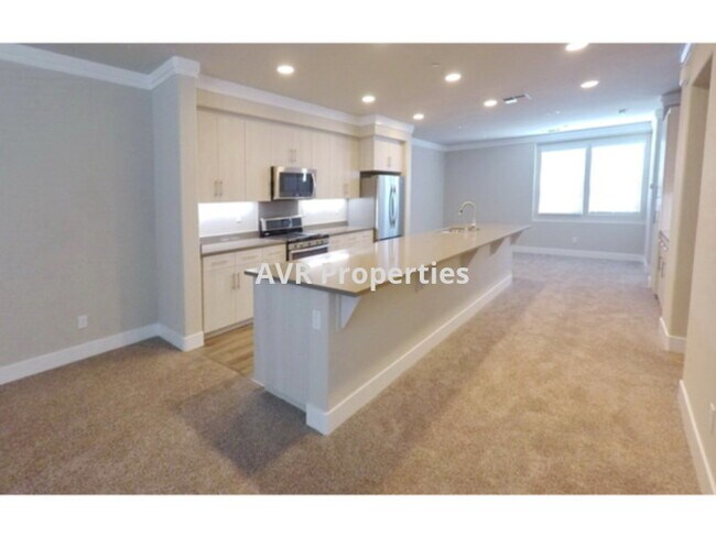 Building Photo - Beautiful Dublin townhome with fantastic kitchen
