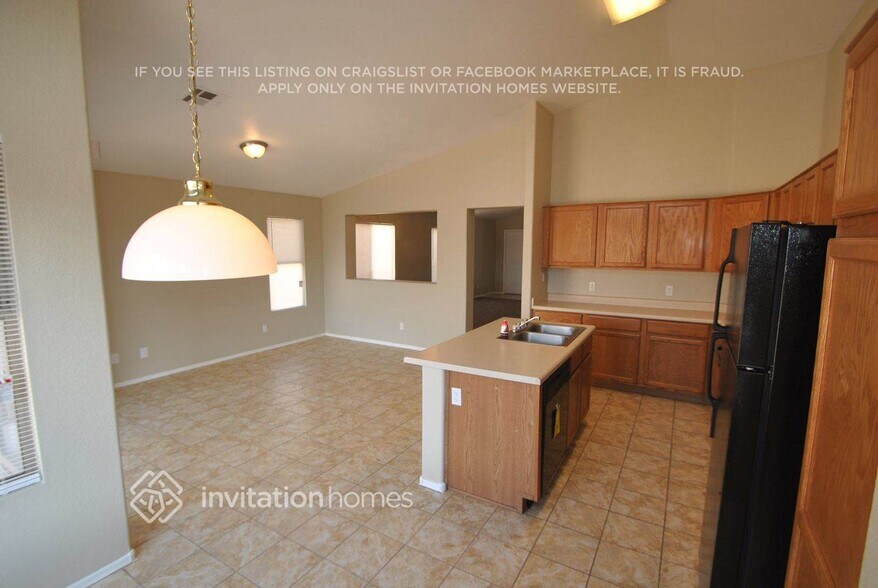 Building Photo - 15915 W Smokey Dr