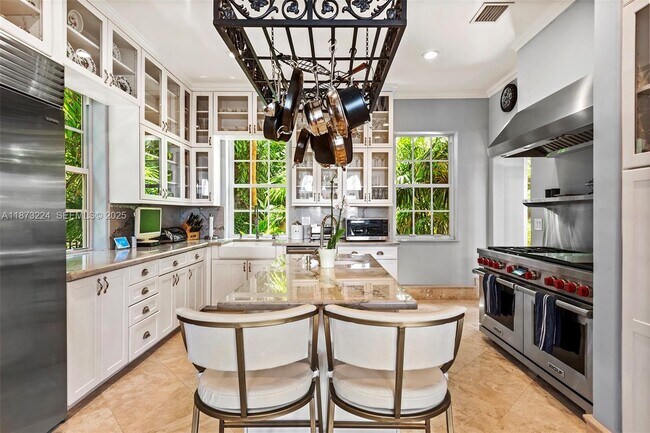 Building Photo - 814 W Dilido Dr